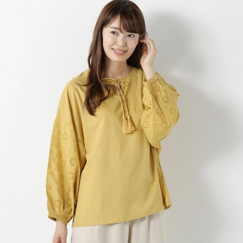 袖刺繍使いワイドスリーブブラウス