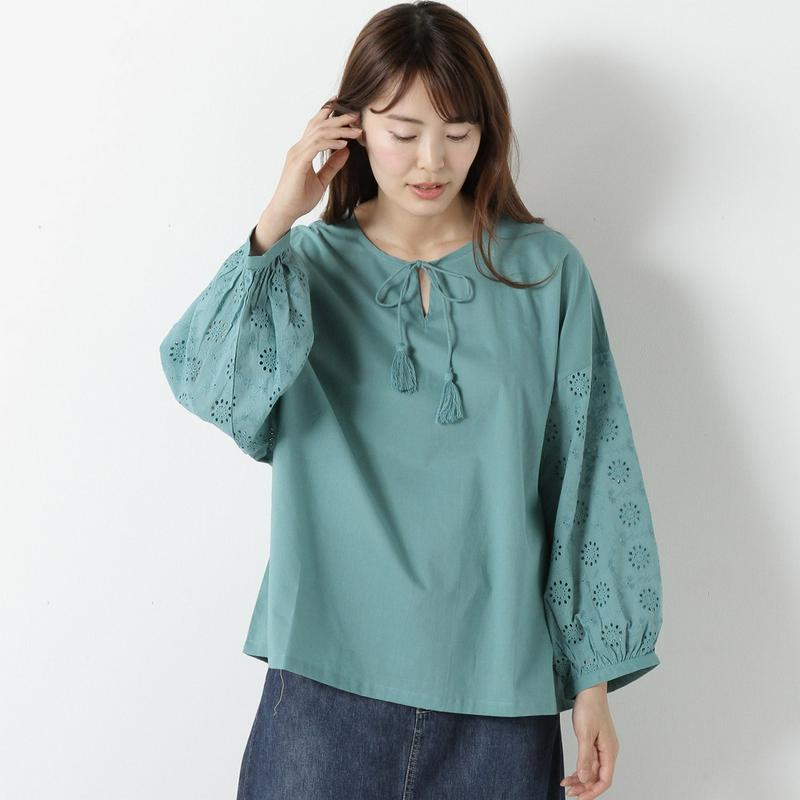 袖刺繍使いワイドスリーブブラウス