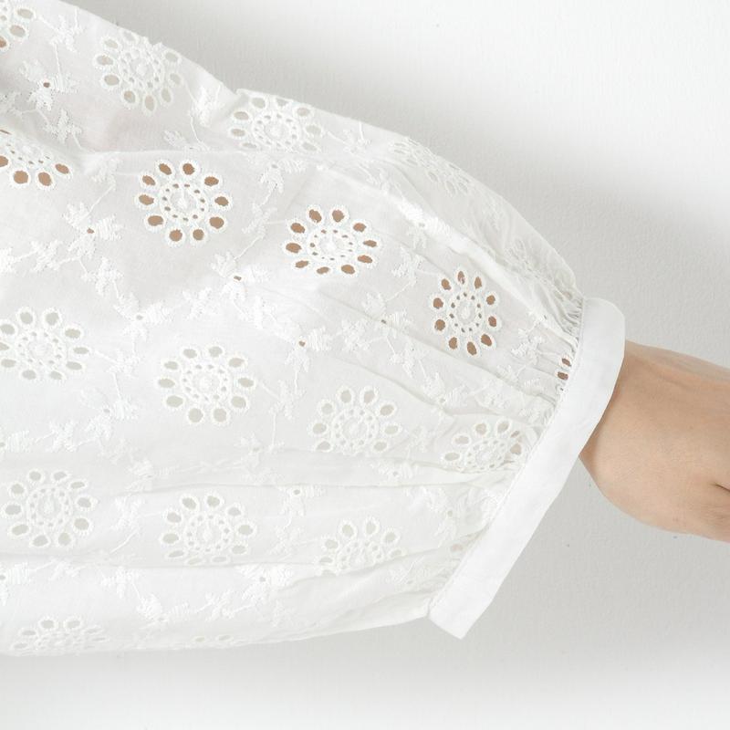 袖刺繍使いワイドスリーブブラウス