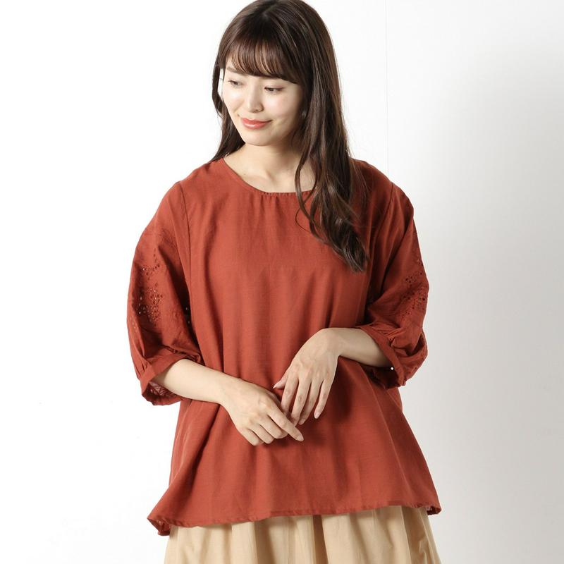袖刺繍入りブラウス