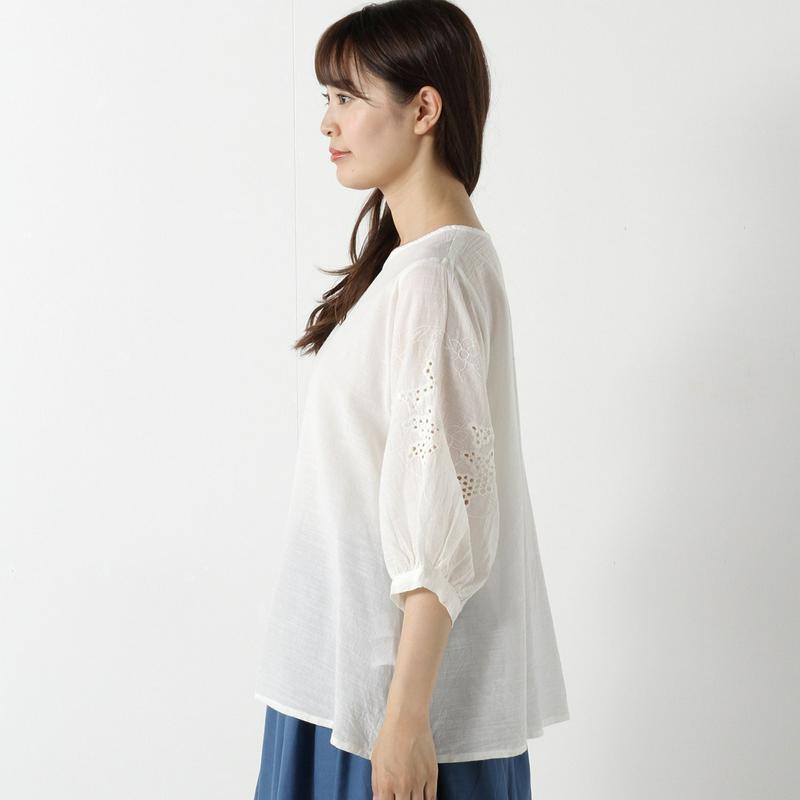 袖刺繍入りブラウス