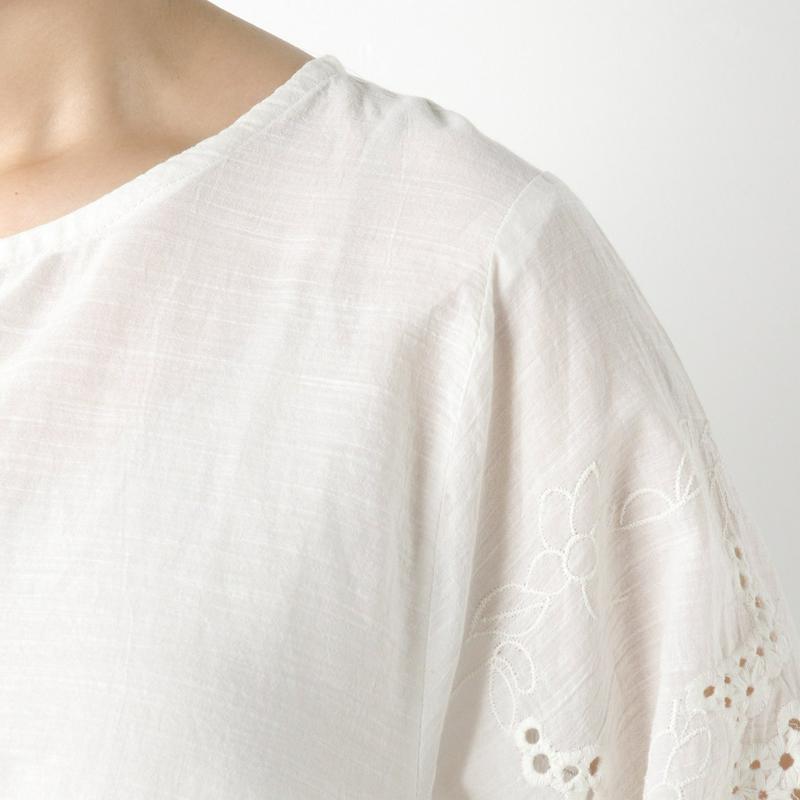 袖刺繍入りブラウス