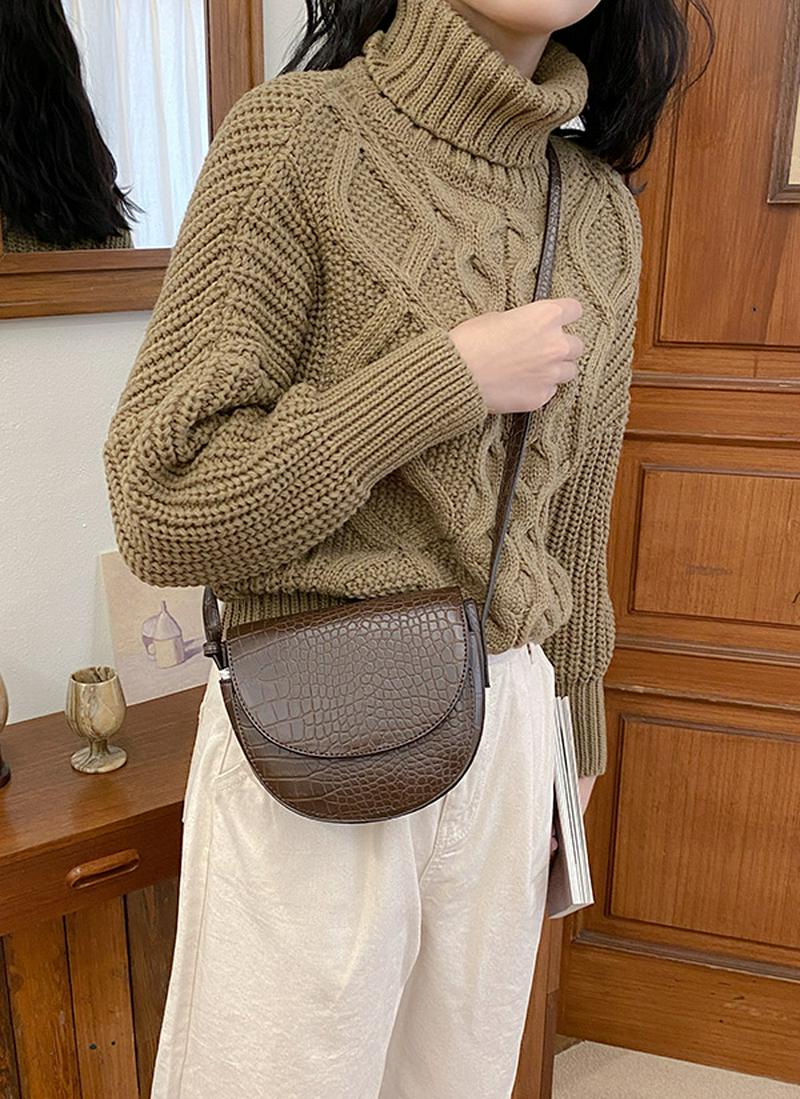 タートルネックケーブルニット