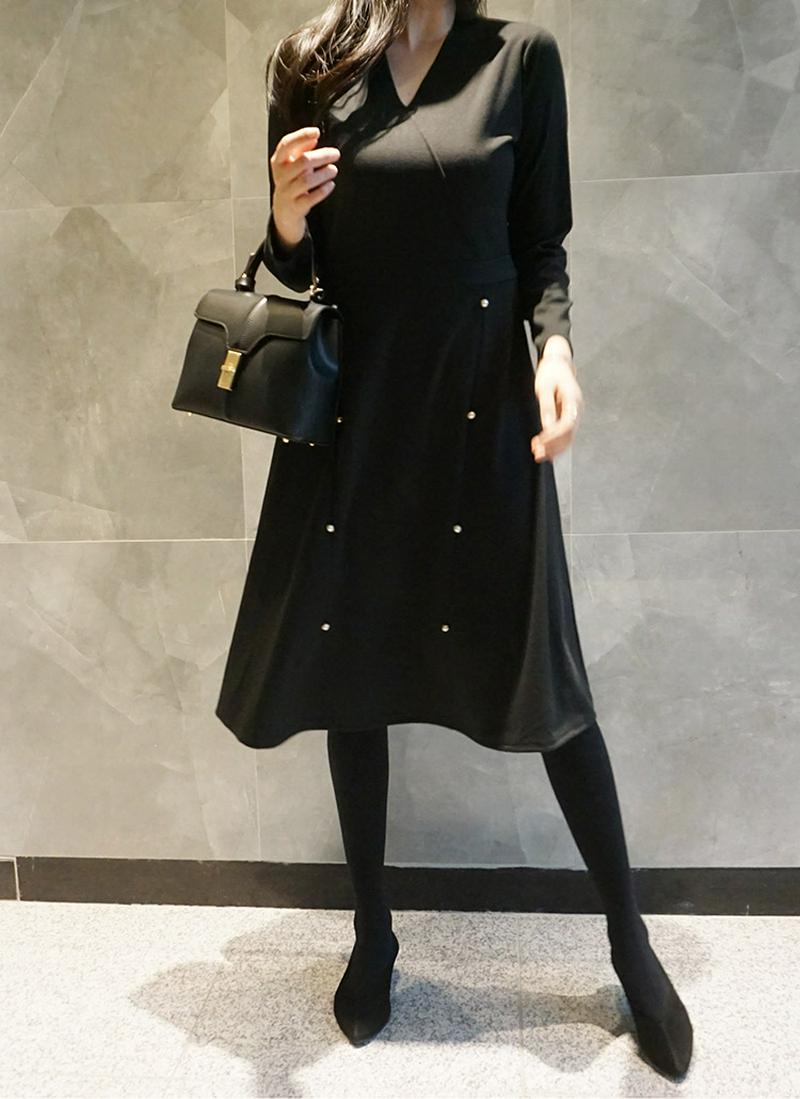 パール風ディテールVネックワンピース