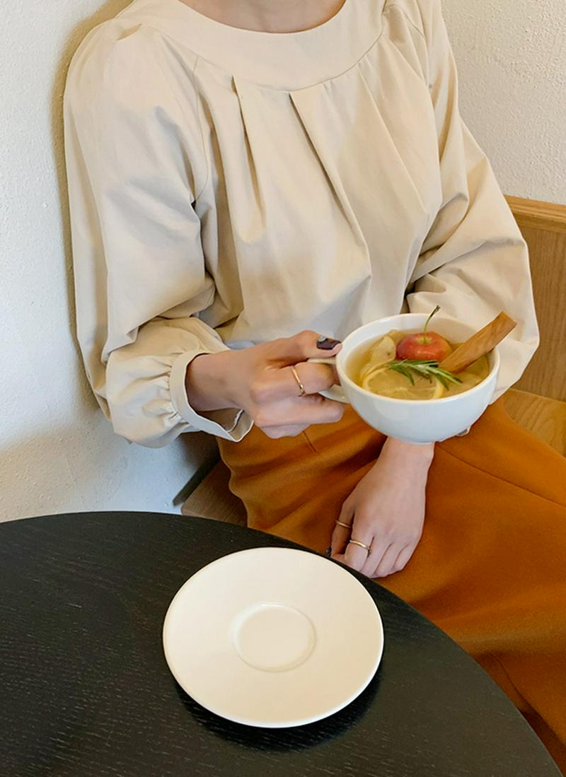 ラウンドネックタックブラウス