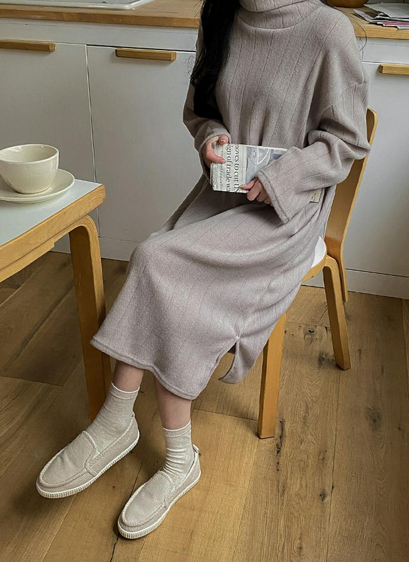 タートルネックルーズフィットワンピース