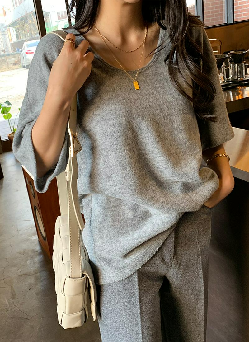 起毛UネックTシャツ