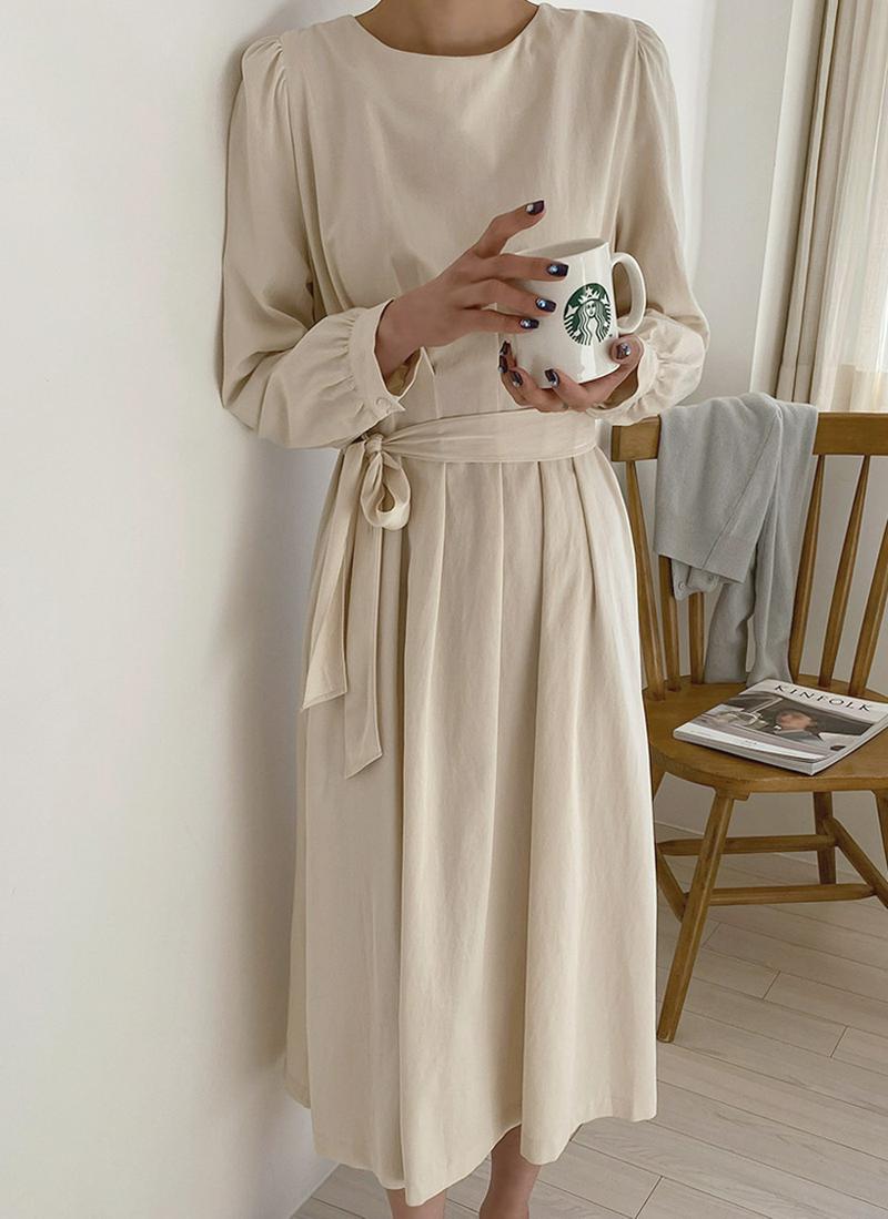 腰ストラップタックワンピース