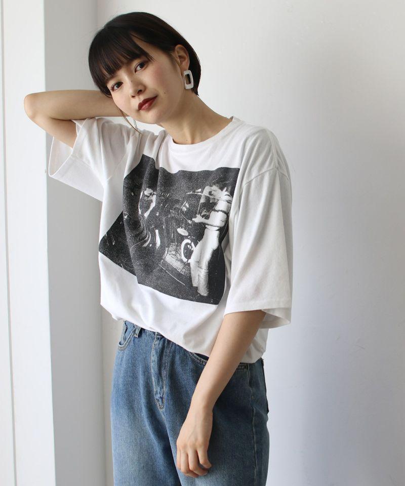 via j(ヴィアジェイ)"JOY DIVISION"ロング丈半袖Tシャツ