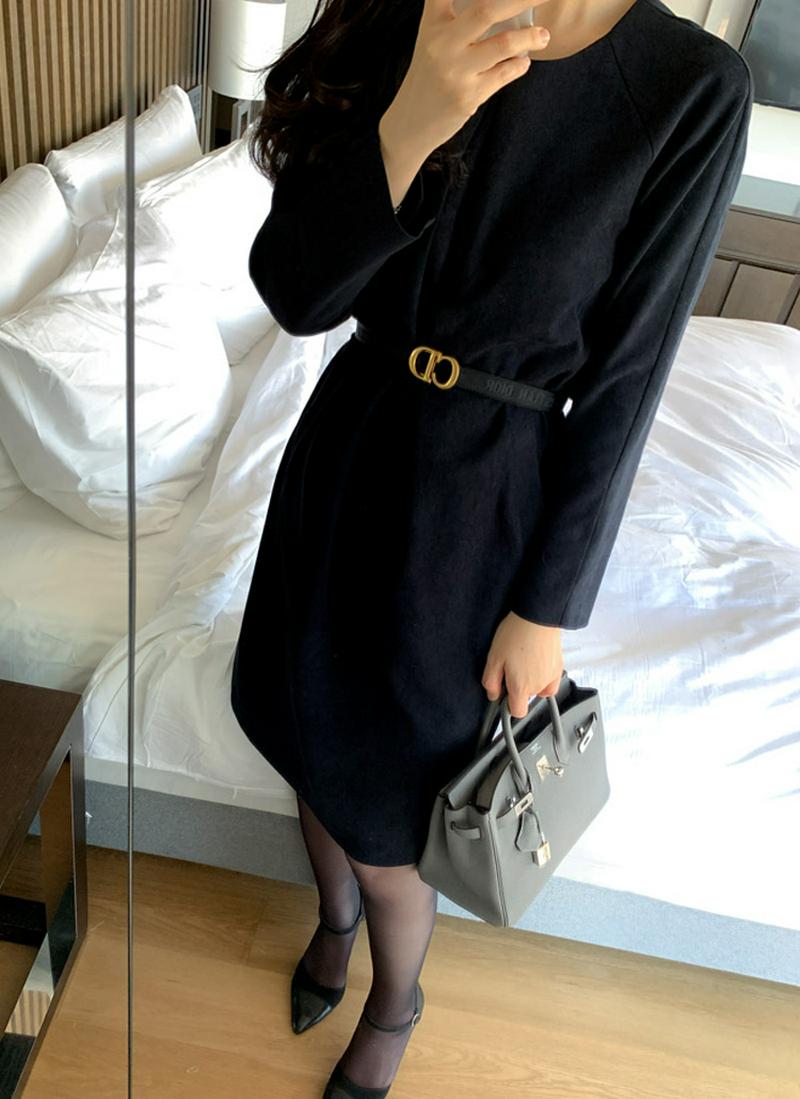 ストラップ付タックラウンドワンピース