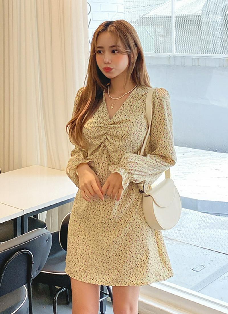 シャーリングVネック花柄ワンピース