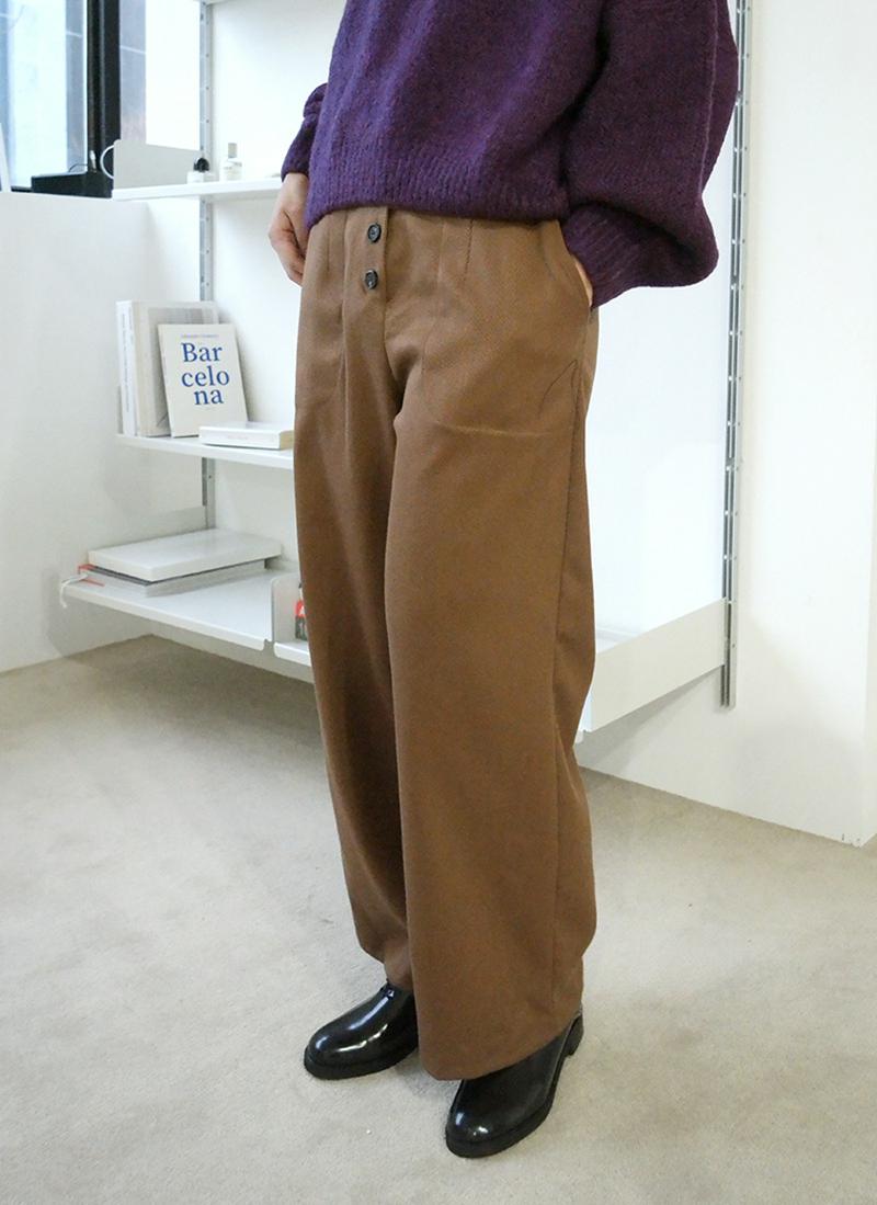 ボタンフライパンツ