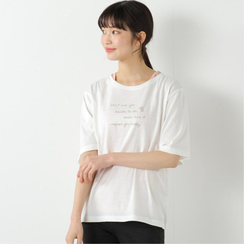 総柄タンクトップとＴシャツのアンサンブル