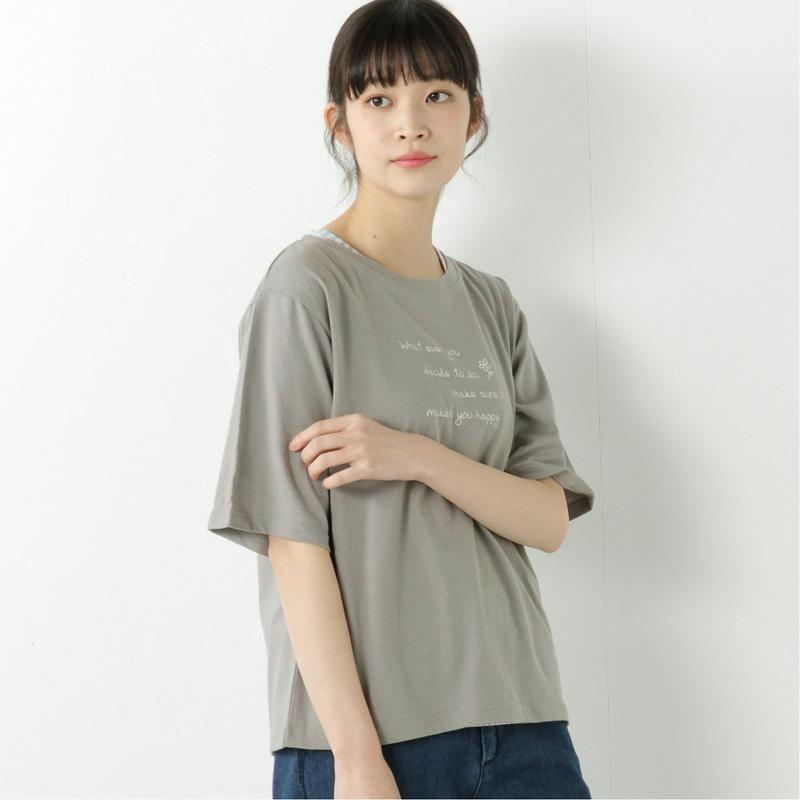 総柄タンクトップとＴシャツのアンサンブル