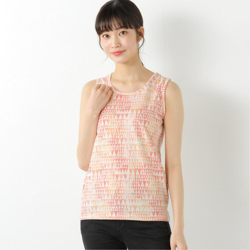 総柄タンクトップとＴシャツのアンサンブル