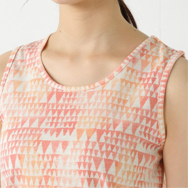総柄タンクトップとＴシャツのアンサンブル