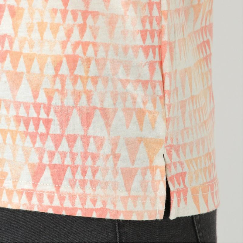 総柄タンクトップとＴシャツのアンサンブル