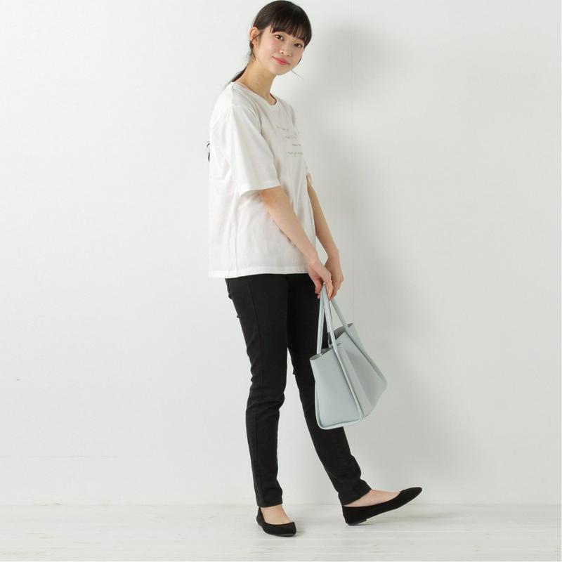 総柄タンクトップとＴシャツのアンサンブル