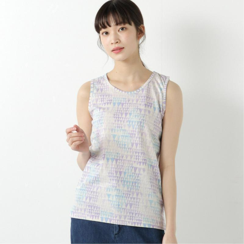 総柄タンクトップとＴシャツのアンサンブル