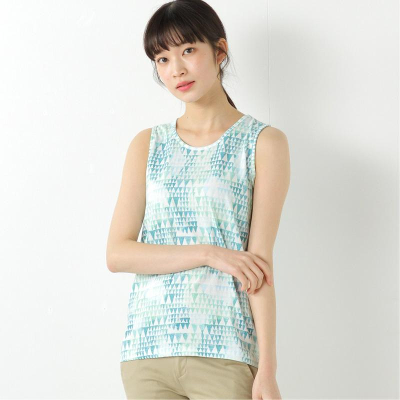 総柄タンクトップとＴシャツのアンサンブル