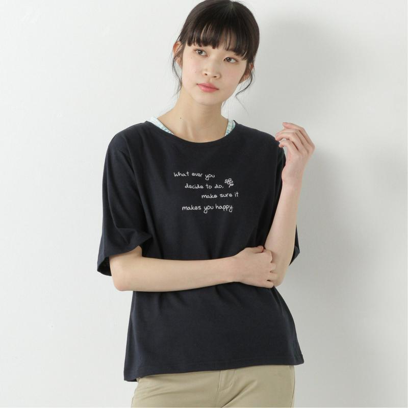 総柄タンクトップとＴシャツのアンサンブル