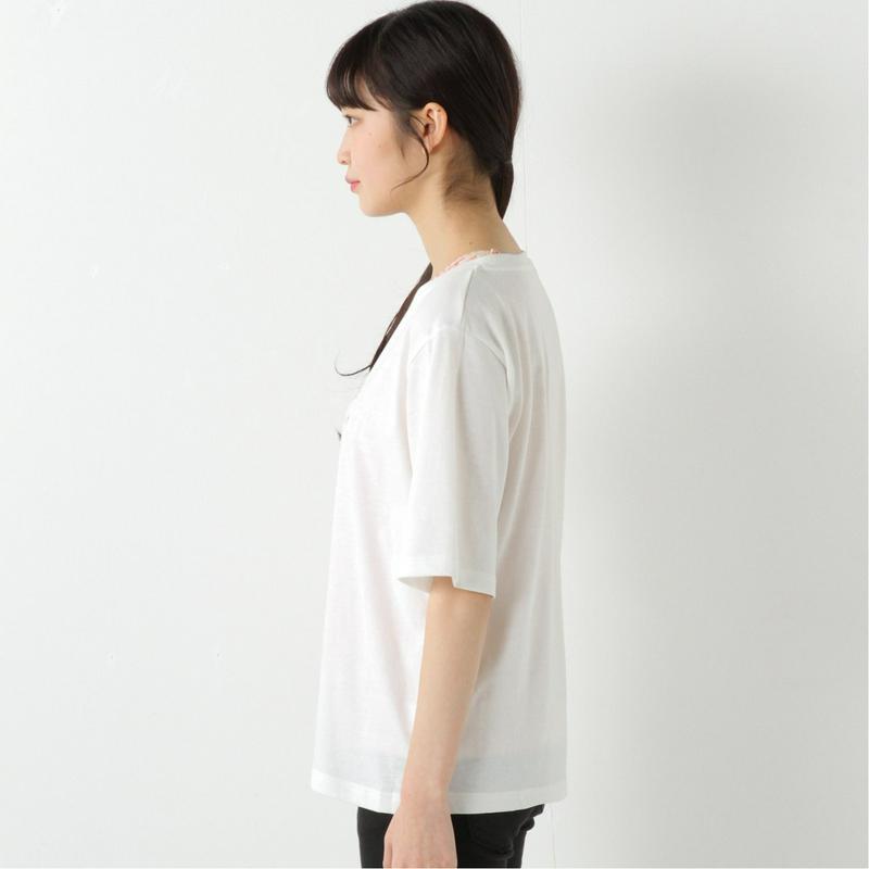 総柄タンクトップとＴシャツのアンサンブル