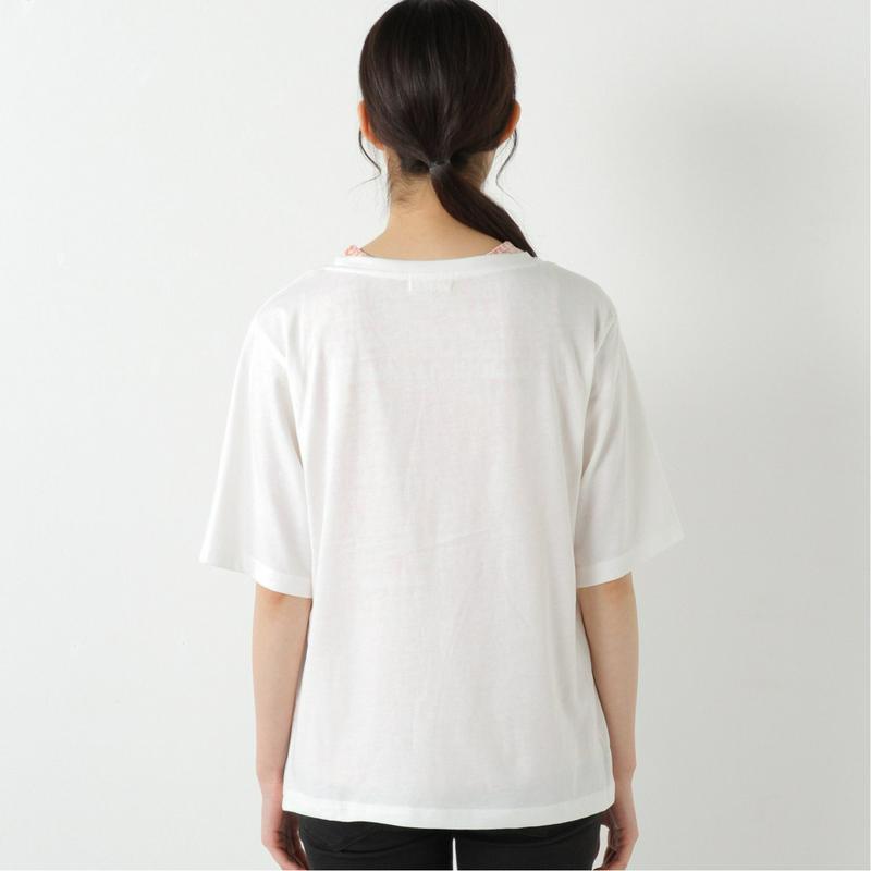総柄タンクトップとＴシャツのアンサンブル