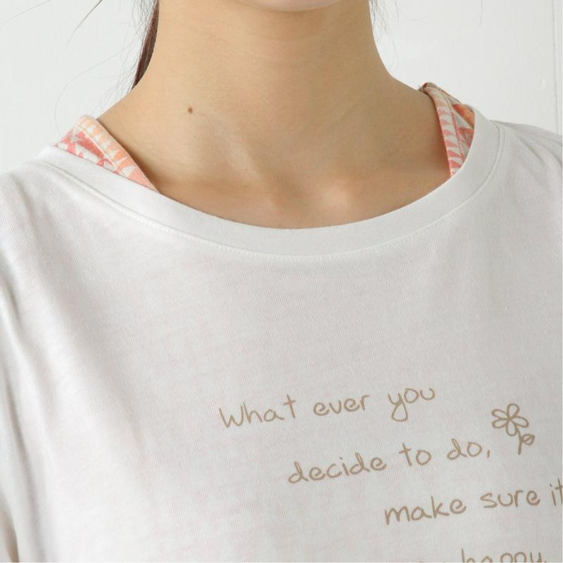 総柄タンクトップとＴシャツのアンサンブル