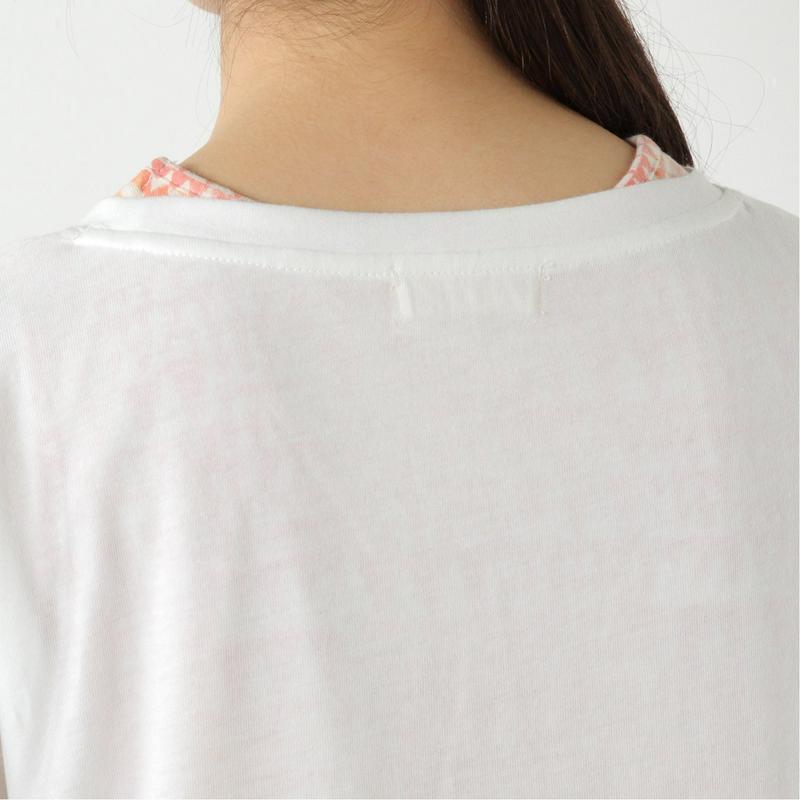 総柄タンクトップとＴシャツのアンサンブル