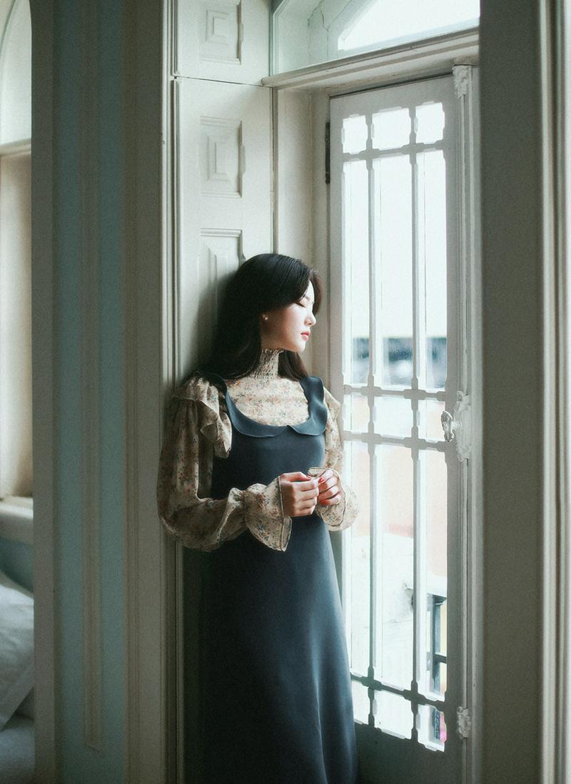 フリルスリーブレスワンピース