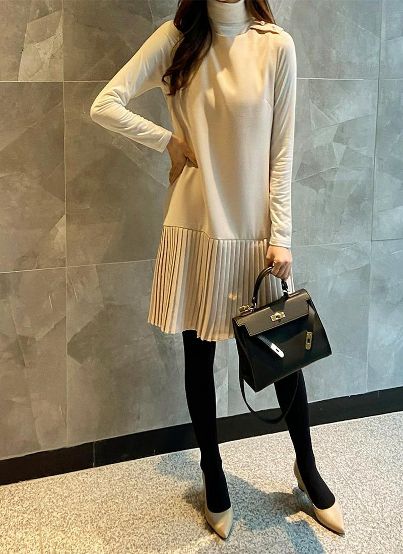 プリーツヘムパール風ボタンワンピース