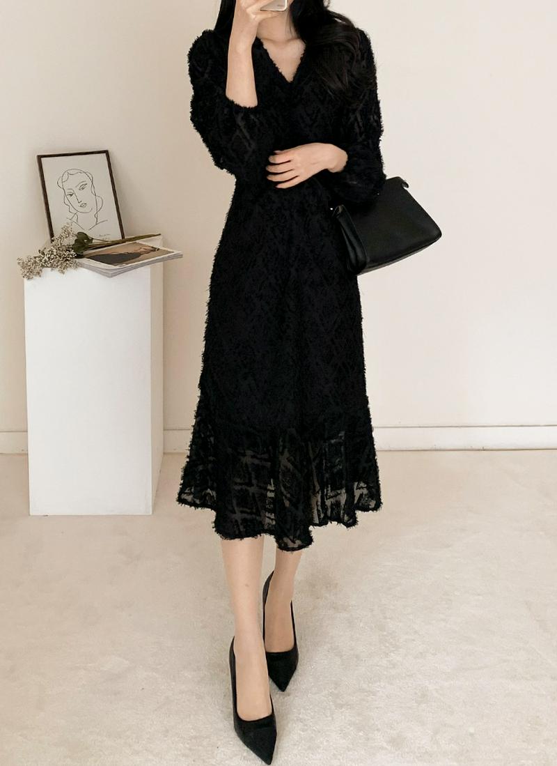 Vネックフェザーパターンワンピース