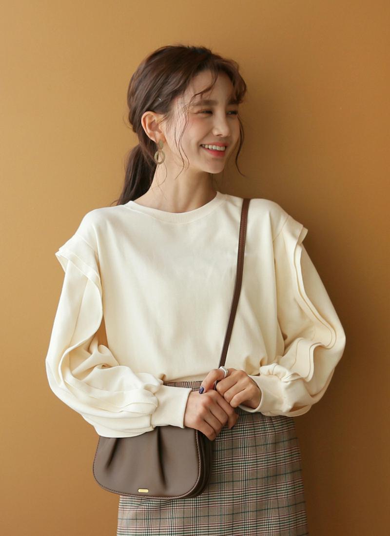 ≪人気商品再入荷≫スリーブディテールスウェット・全2色・b54714 レディース 【tops】 スウェット トレーナー トップス 無地 ラウンドネック 袖コン ボリューム袖 フリル ゆったり 骨ウェ 骨格ウェーブ かわいい 可愛い ガーリー アイボリー 長袖 秋 春 冬