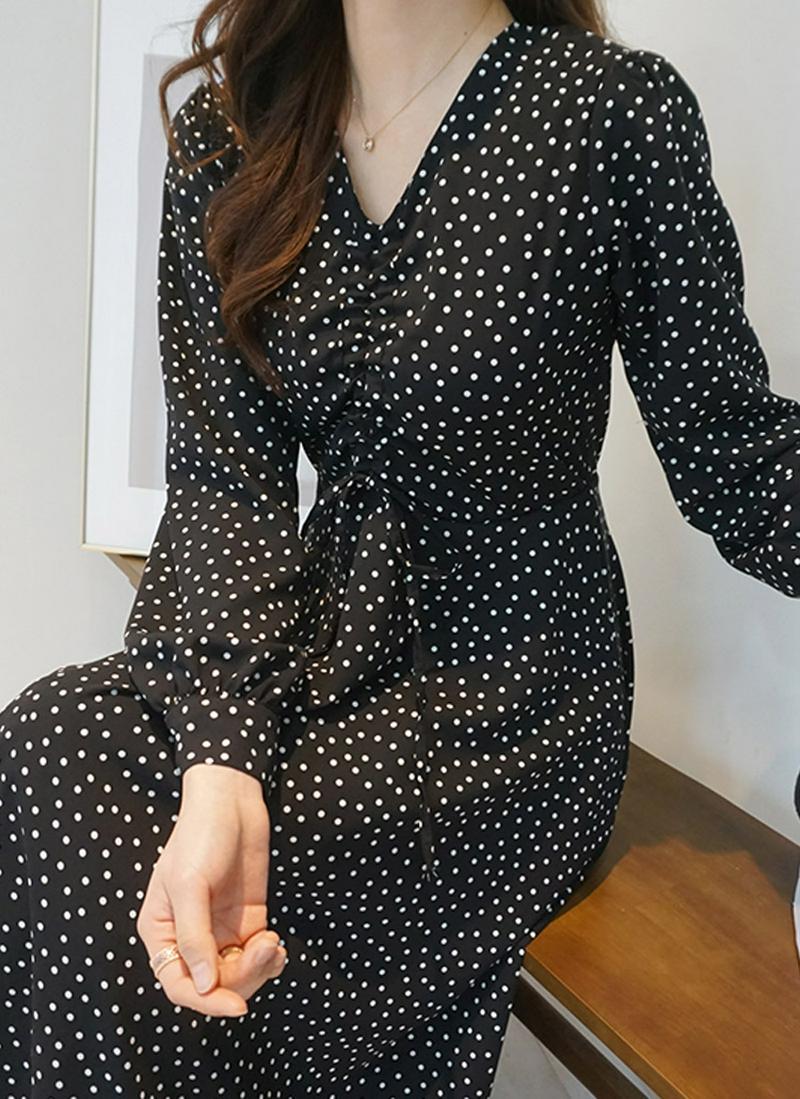 ギャザーVネックドットワンピース