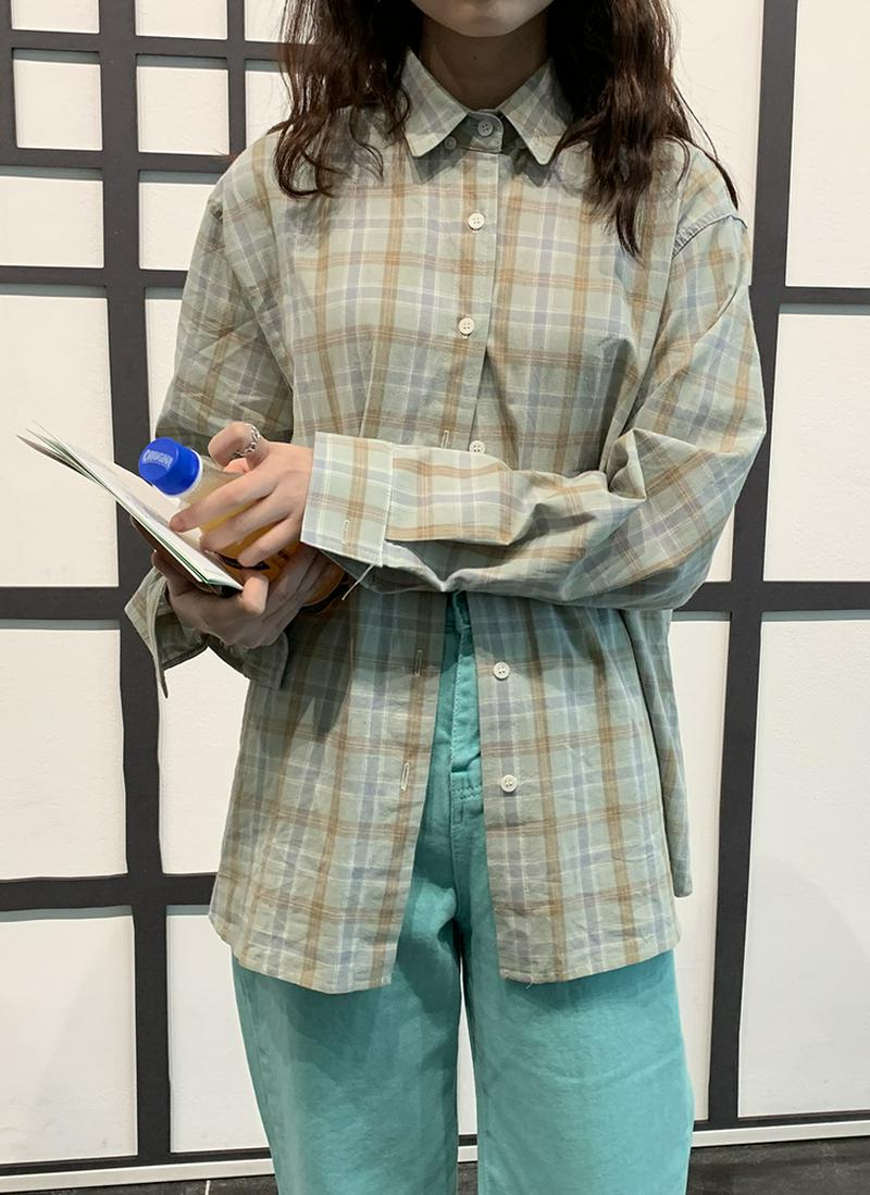 ボタンダウンチェック柄シャツ