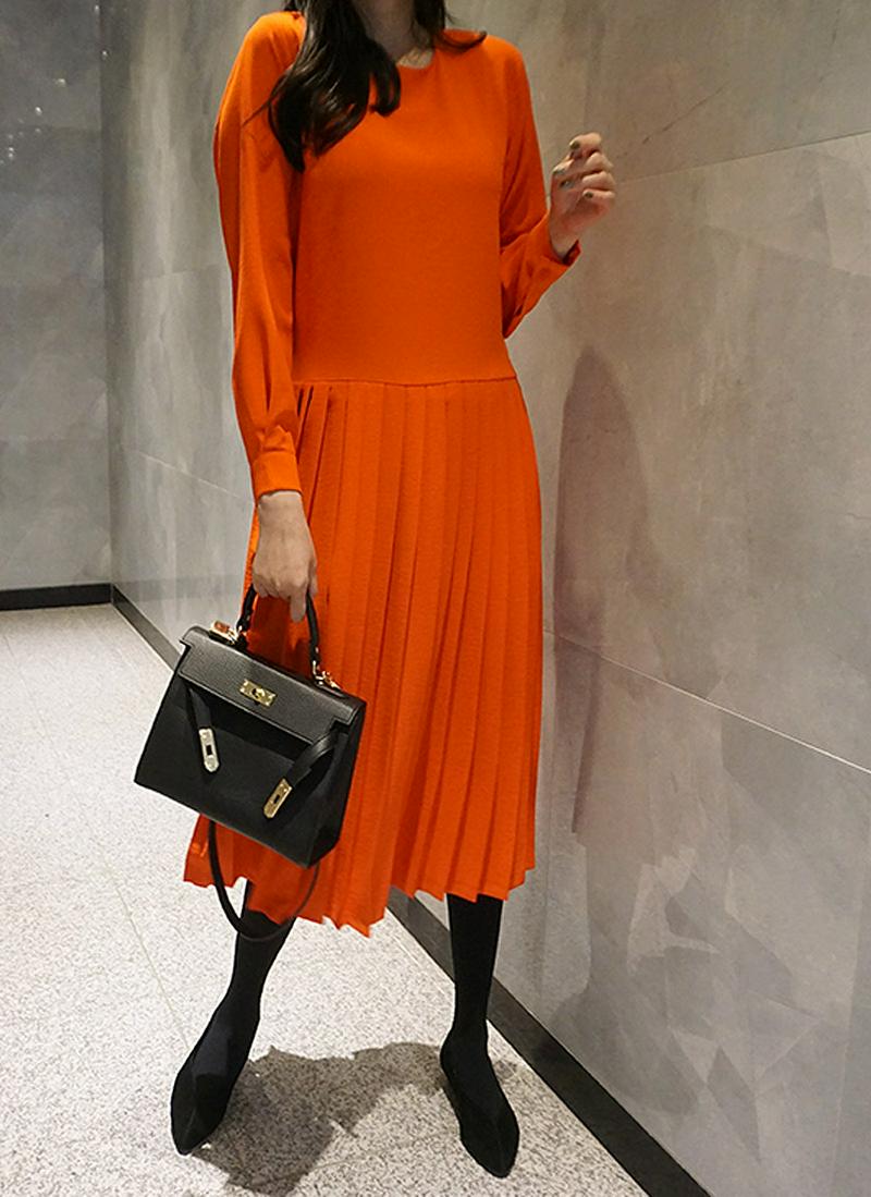 ラウンドネックプリーツワンピース