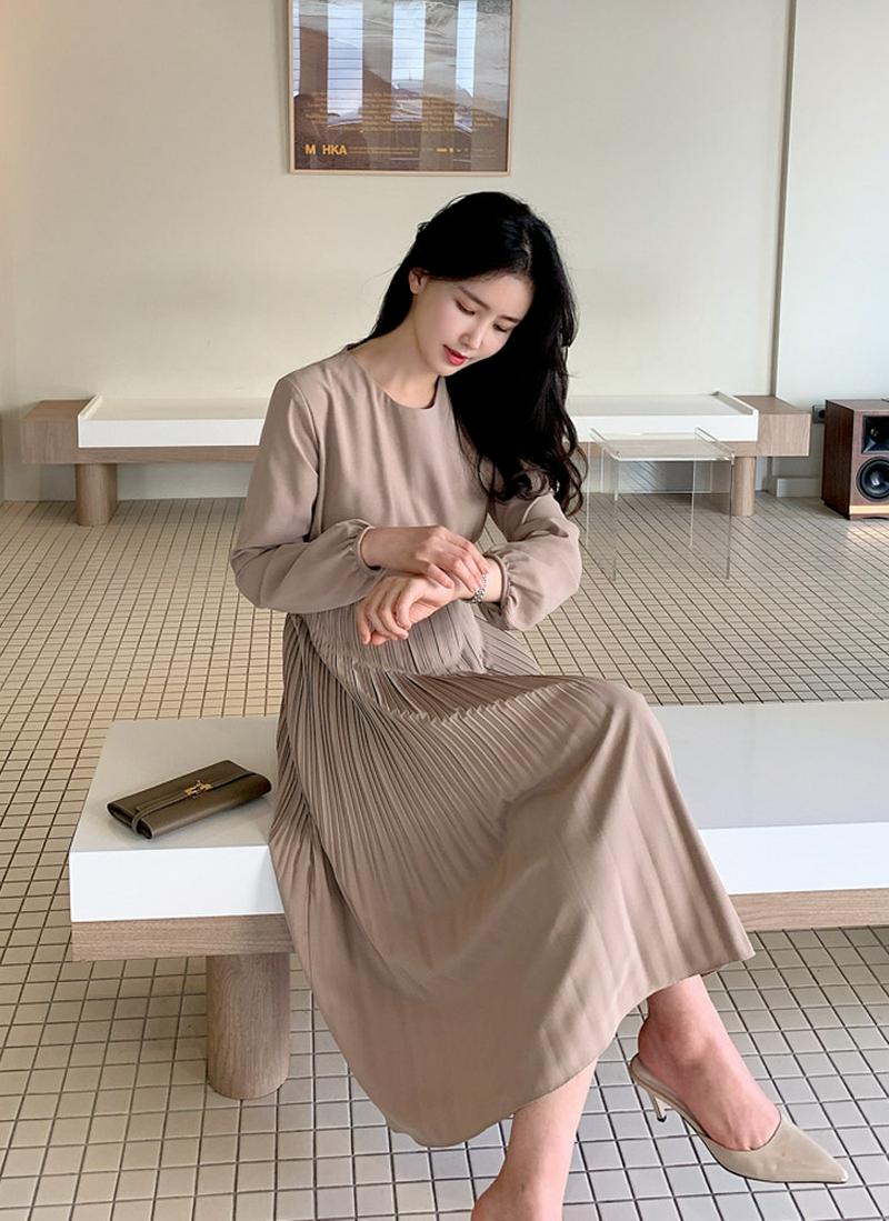 シンプルプリーツワンピース