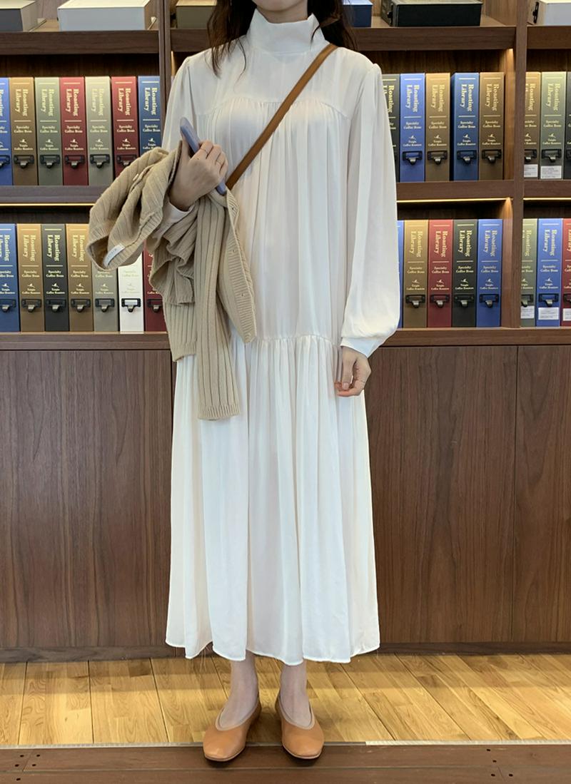 ハーフネックギャザーロングワンピース