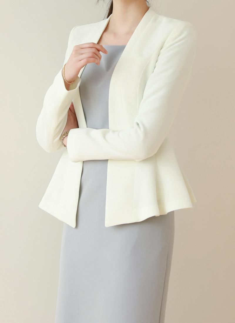 フレアノーカラージャケット