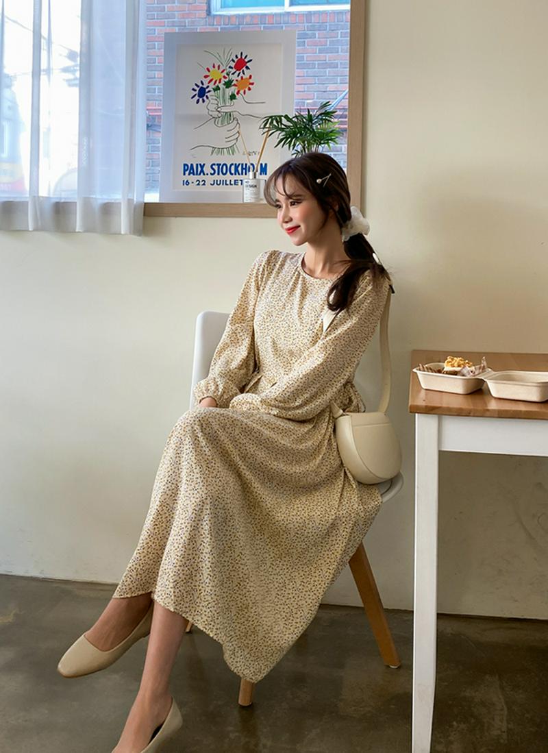 バックボタンプリーツ花柄ワンピース