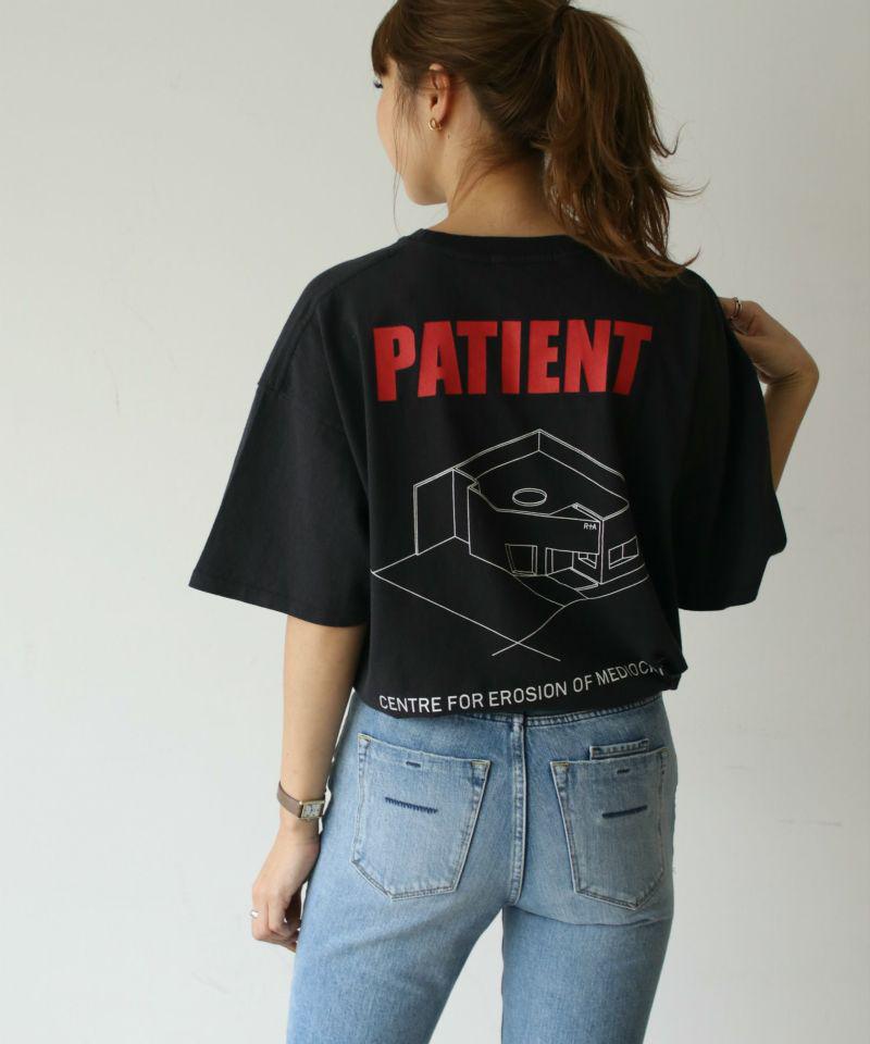 via j(ヴィアジェイ)"PATIENT"プリント半袖Tシャツ