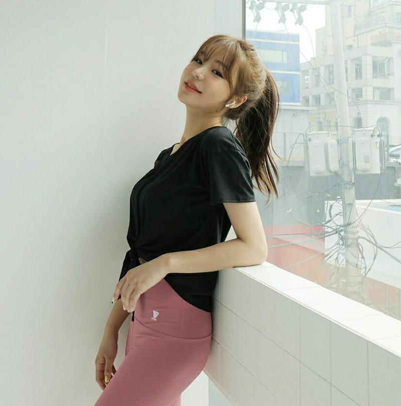 VネックスリットTシャツ・全5色・43835 レディース 【tops】【韓国 ファッション フィットネス 運動服 ヨガウェア ジム エクササイズ スポーツウェア ボディメイク ランニング トップス Tシャツ クロップド 半袖 無地 結べる タイヘム ショート 秋 春】