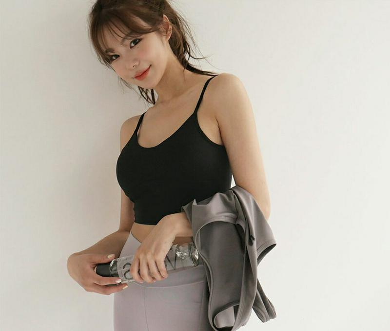 アンダーワイドブラトップ・全2色・d43844 レディース 【tops】 韓国ファッション フィットネス 運動服 ヨガウェア ジム エクササイズ スポーツウェア ボディメイク ランニング トップス ブラトップ 無地 カップ付 カップ入り 脇高 カジュアル 秋 春
