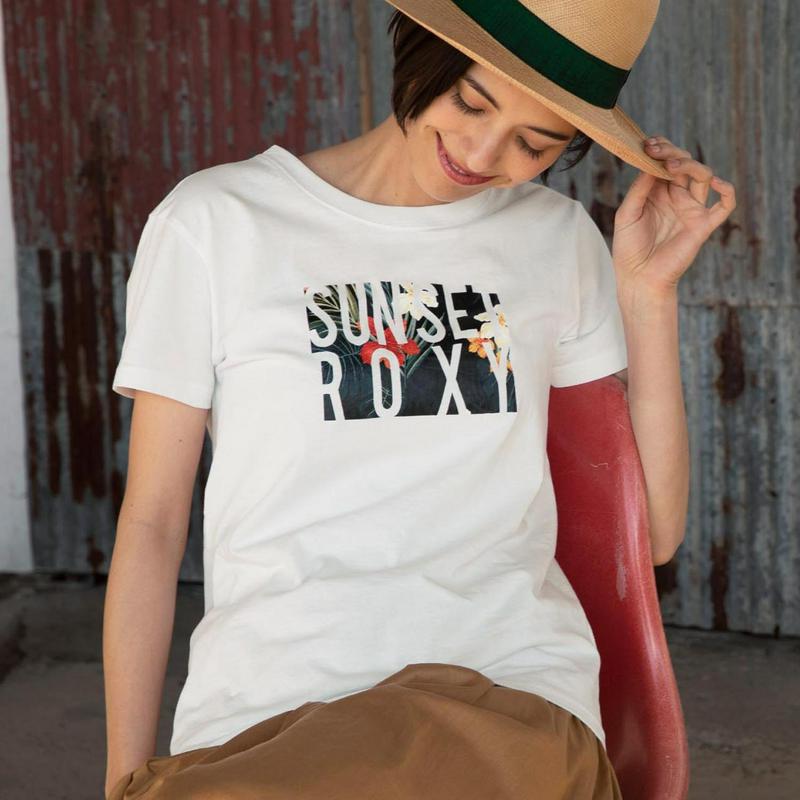 夏らしいトロピカル柄　綿１００％ロゴプリントＴシャツ