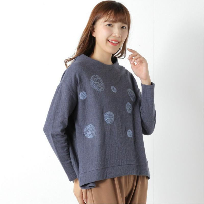 ２枚重ねの水玉刺繍プルオーバー