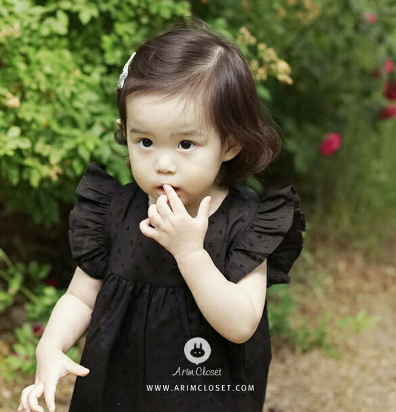 袖フリルブラックワンピース p000071 キッズ 【3~8才】【ops】【韓国 ファッション ワンピース ベビーワンピース ノースリーブ スリーブレス 膝丈 ミドル丈 無地 ベビー服 ベビー用 お出かけ コットン100キッズ 子供 子供用 ベビー用 秋 春】【KIDS】