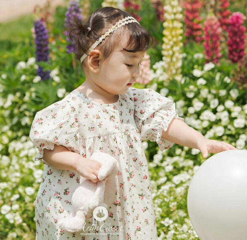 袖ギャザー小花柄ワンピース・p000065 キッズ【3~8才】【ops】【ワンピース ギャザー パフスリーブ パフ 花柄 フラワー 小花柄 可愛い かわいい ガーリー 女の子 半袖 ハーフスリーブ 春 夏 子供 こども 子供服 こども服】【KIDS】