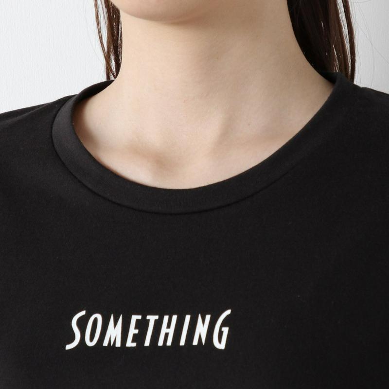 【ＳＯＭＥＴＨＩＮＧ】ロゴプリントＴシャツ