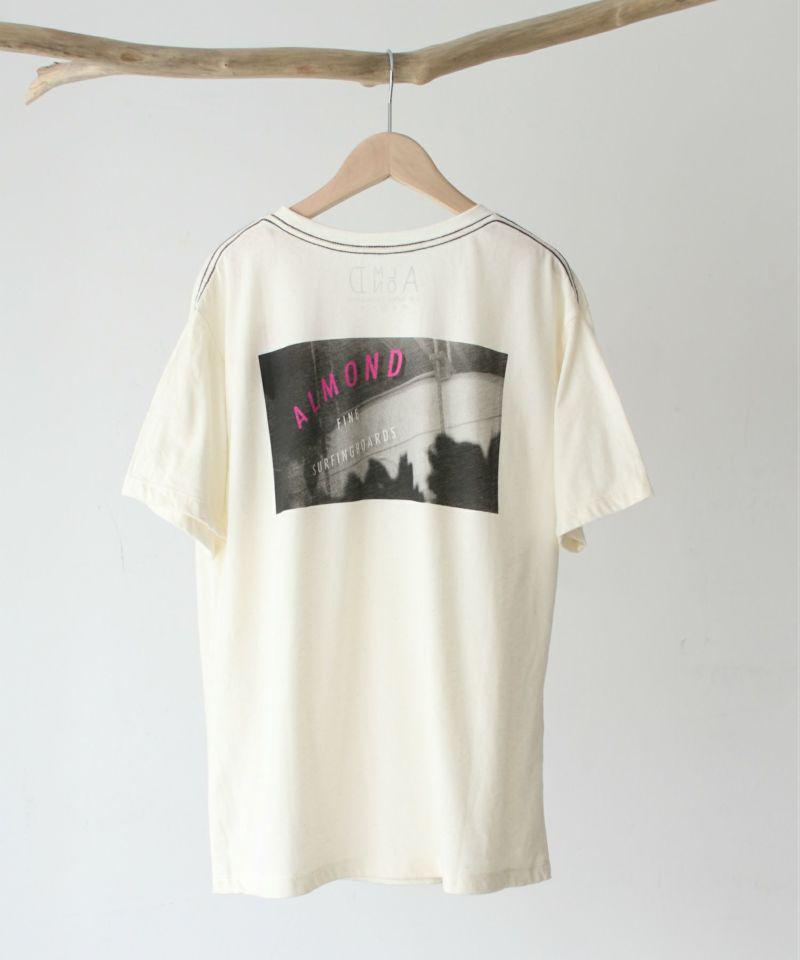 ALMOND SURFBOARDS＆DESINS(アーモンド サーフボードデザイン）フォトクルーネック半袖Tシャツ