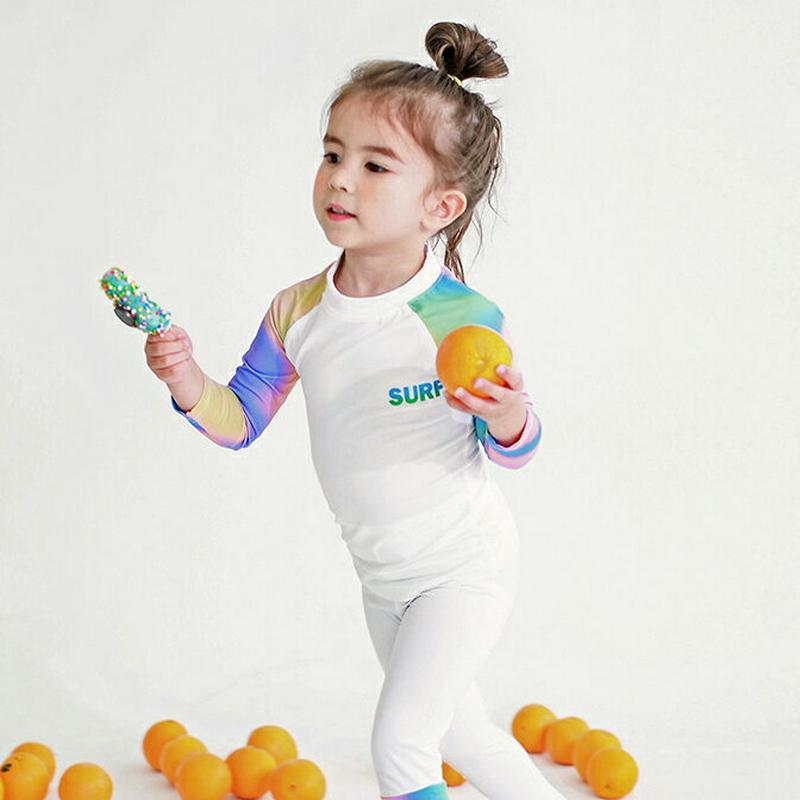 レインボー配色ラッシュガードTシャツ p003130 キッズ 【3~8才】【bw】【韓国 ファッション 水着 ラッシュガード スイムウェア 水遊び プール 海 日焼け防止 日除け 速乾 Tシャツ 長袖 レタリング 子供 子供服 小学生 ジュニア 夏】【KIDS】